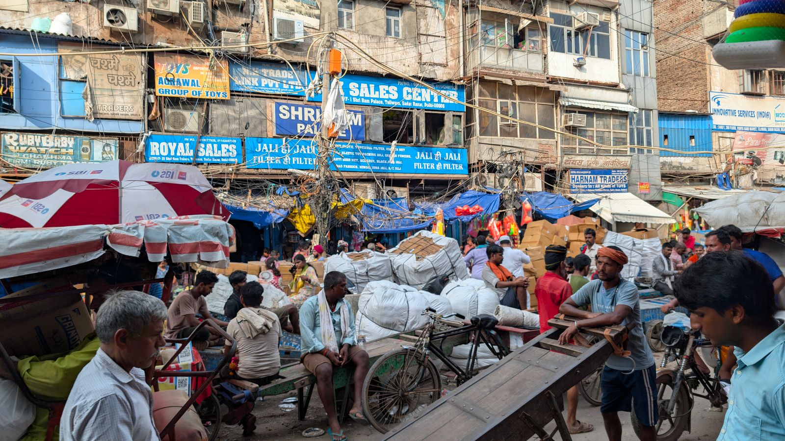 Marché de rue bondé dans le vieux Delhi