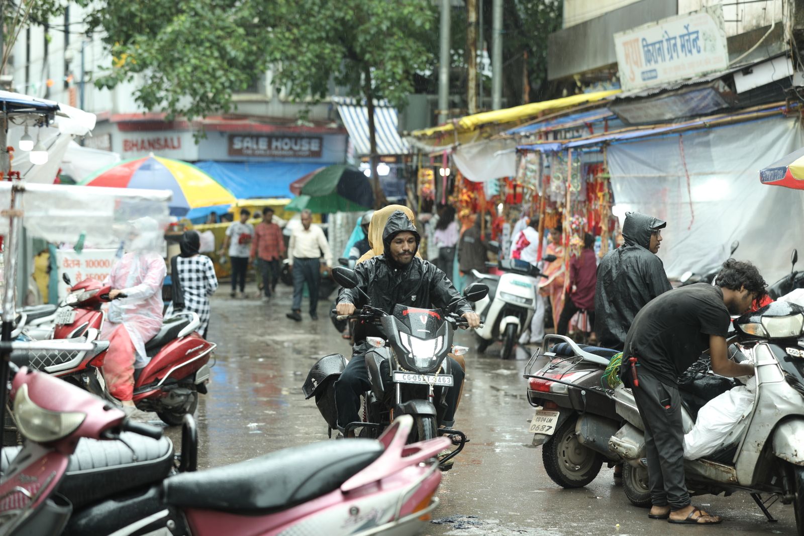 Marché de rue détrempé par la mousson à Raipur