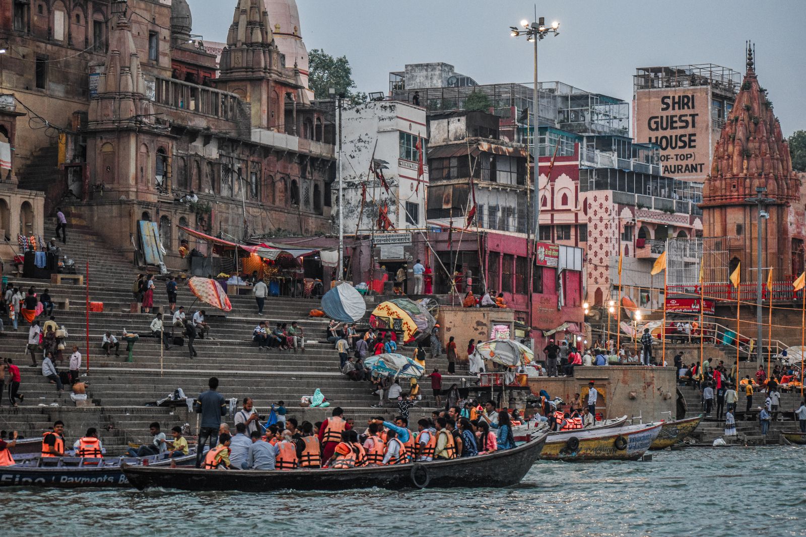 Foule et barques sur les ghats de Varanasi, au bord du Gange