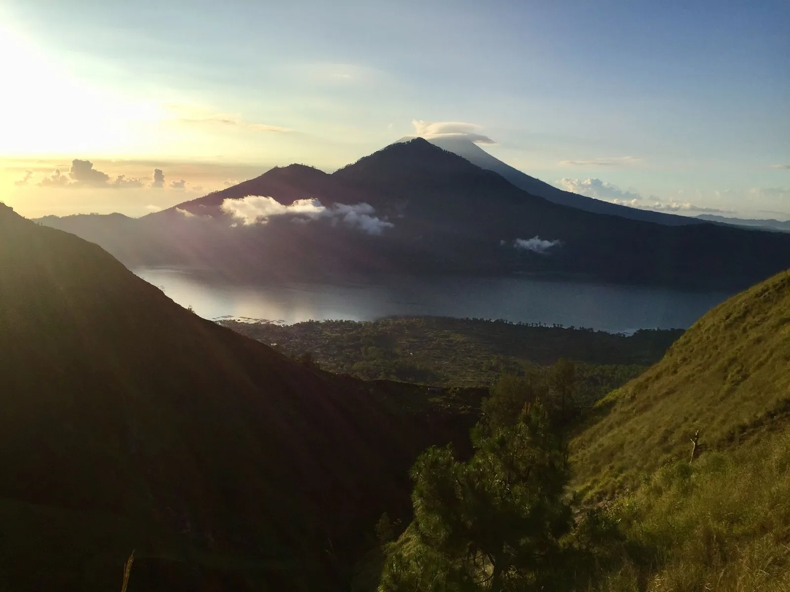 Le cône du mont Batur dans la brume du matin