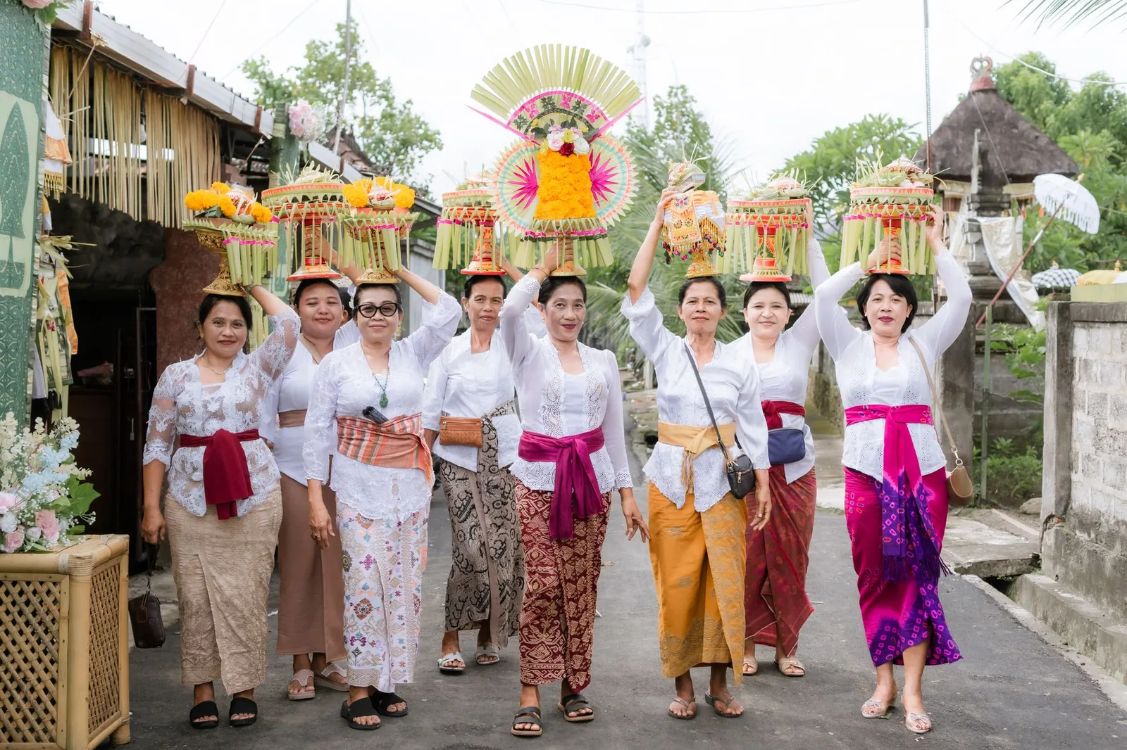 Balinaises en tenue traditionnelle portant des offrandes lors d'une procession