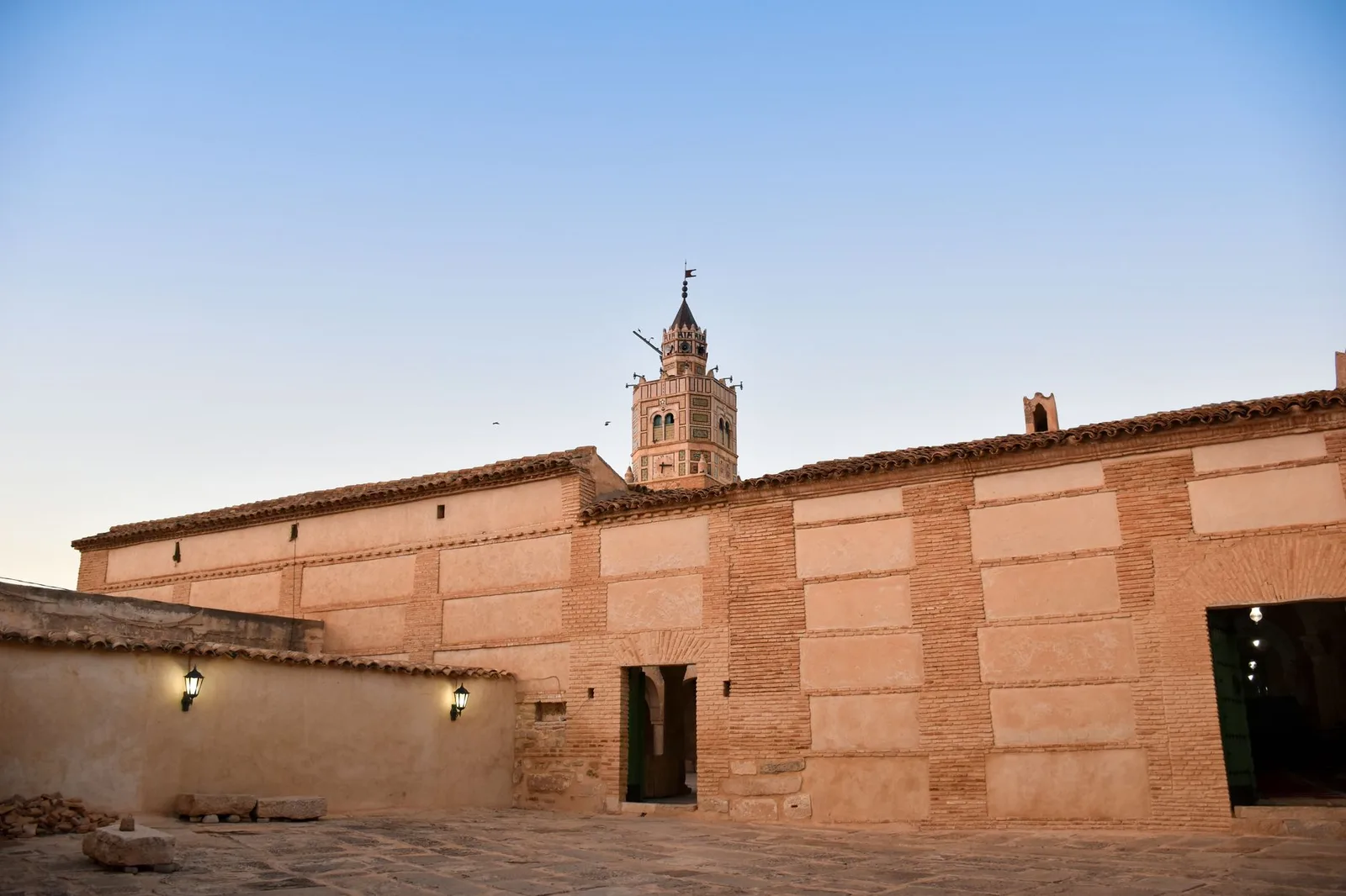 Minaret de brique et mur de mosquée à Testour