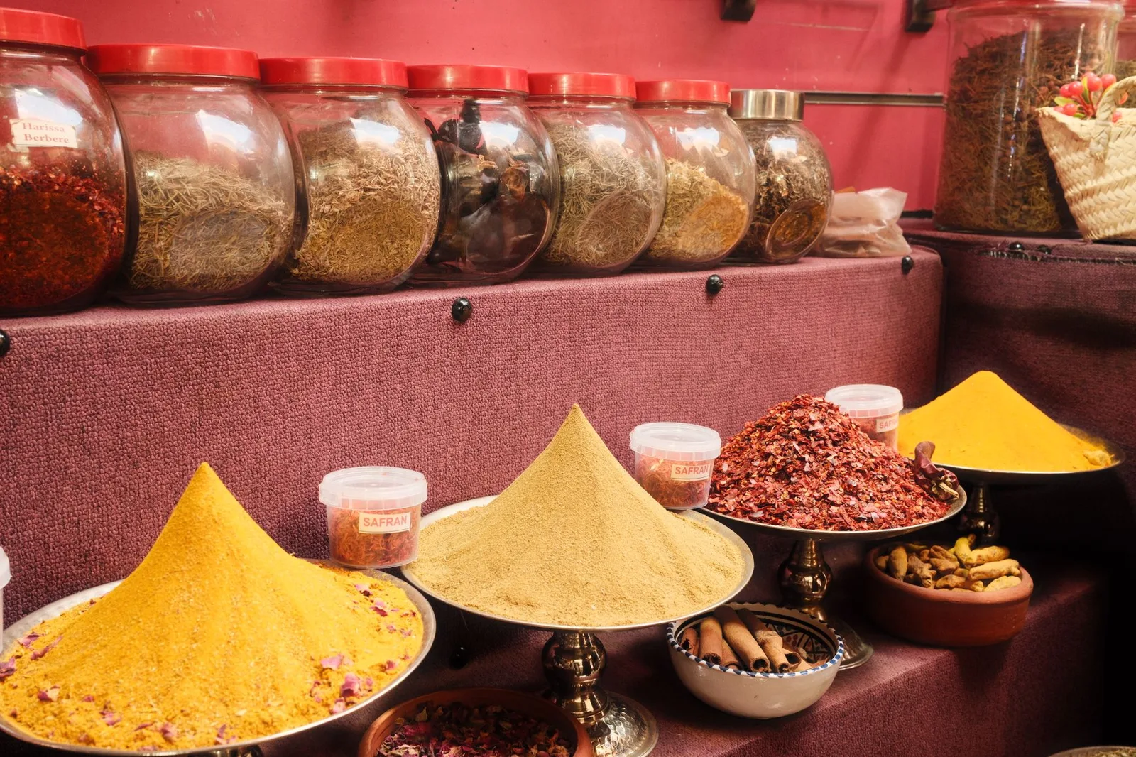 Étal d'épices coloré sur un marché traditionnel de Tunis