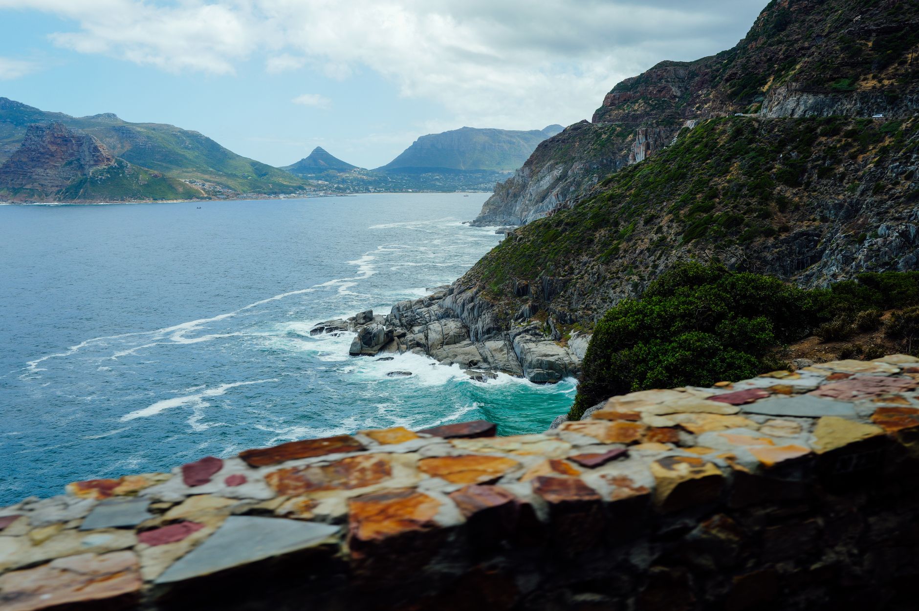 La route côtière de Chapman’s Peak surplombe l’océan près du Cap