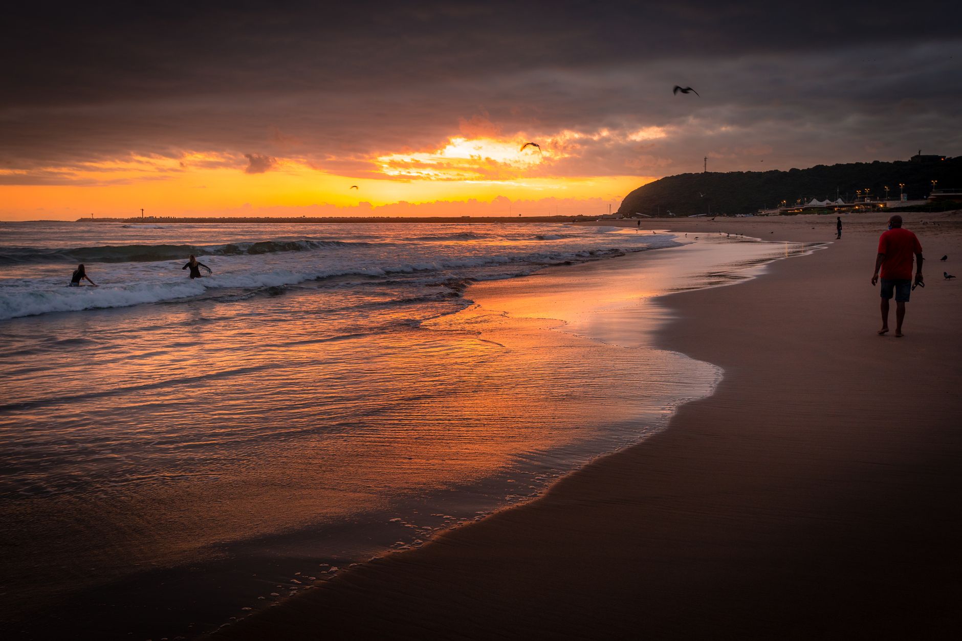 La plage de Durban au coucher du soleil, sur la côte de l’océan Indien