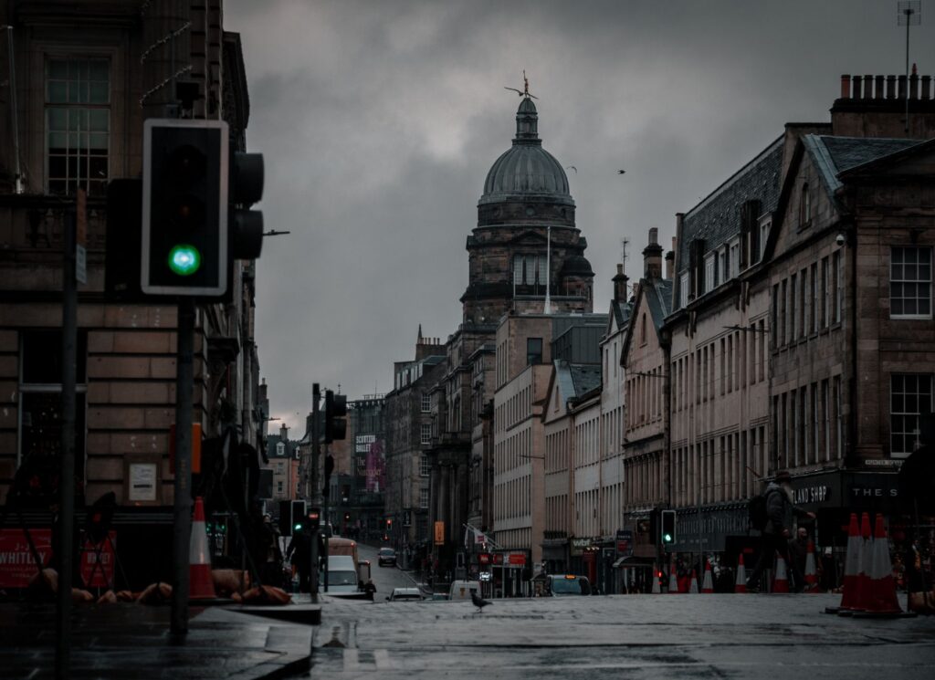 Rue pavée d'Édimbourg mouillée par la pluie au crépuscule