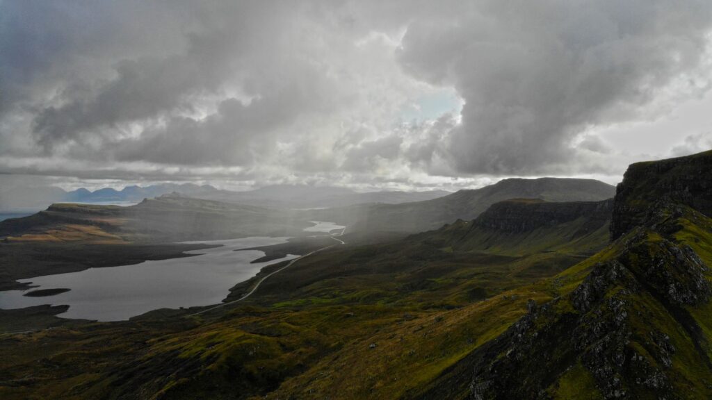 Portree sur l'île de Skye sous un ciel bas et chargé