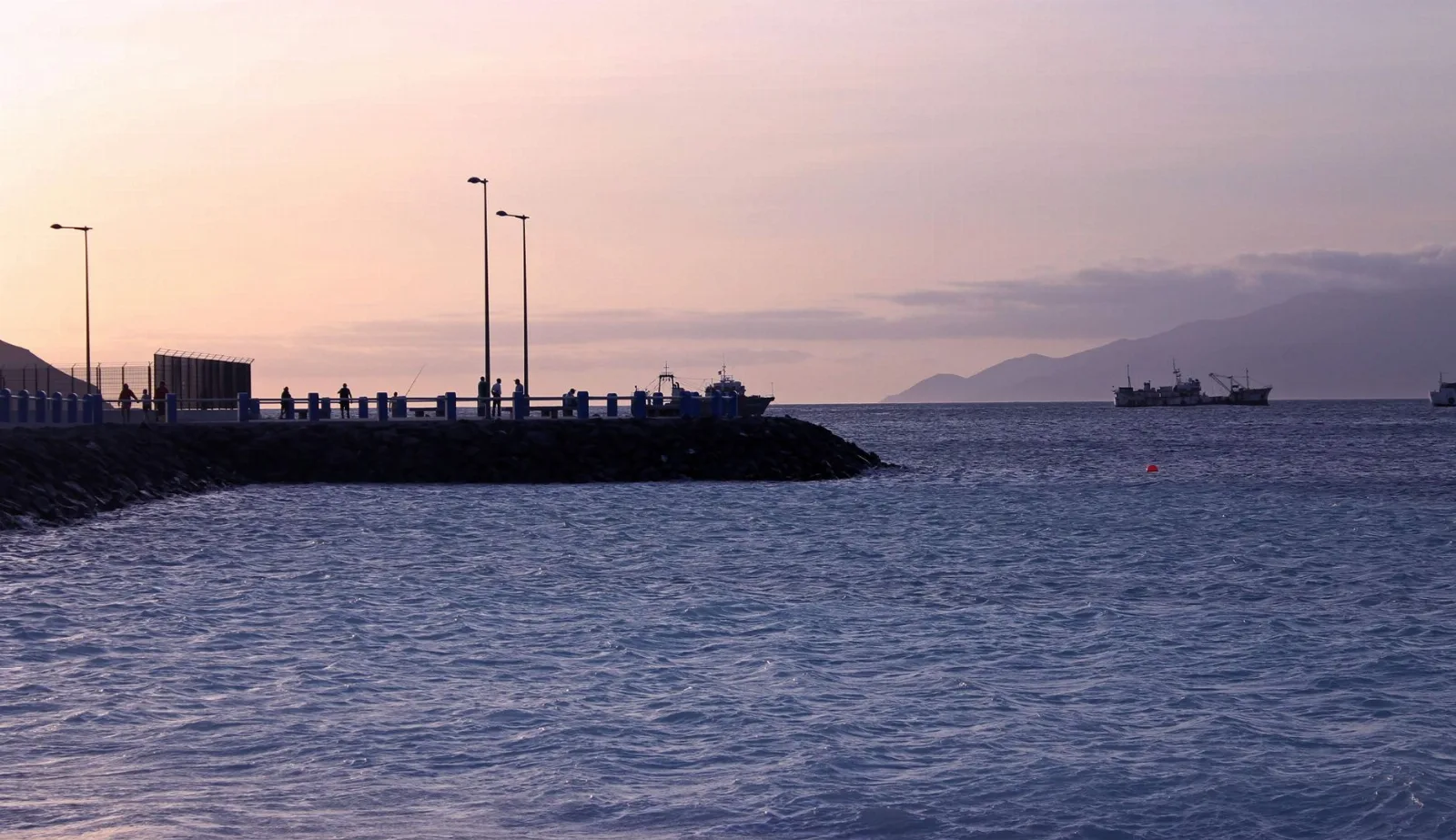 Port de Mindelo à São Vicente au crépuscule, ciel rose et cargos au mouillage