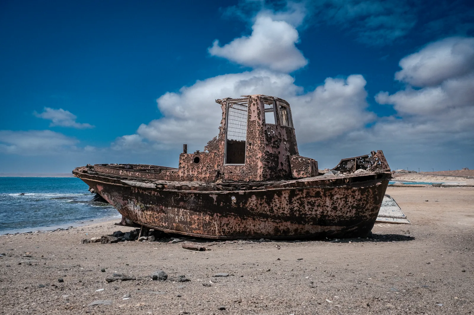 Épave de bateau en bois échouée sur le sable de Pedra Lume, sur l'île de Sal au Cap-Vert