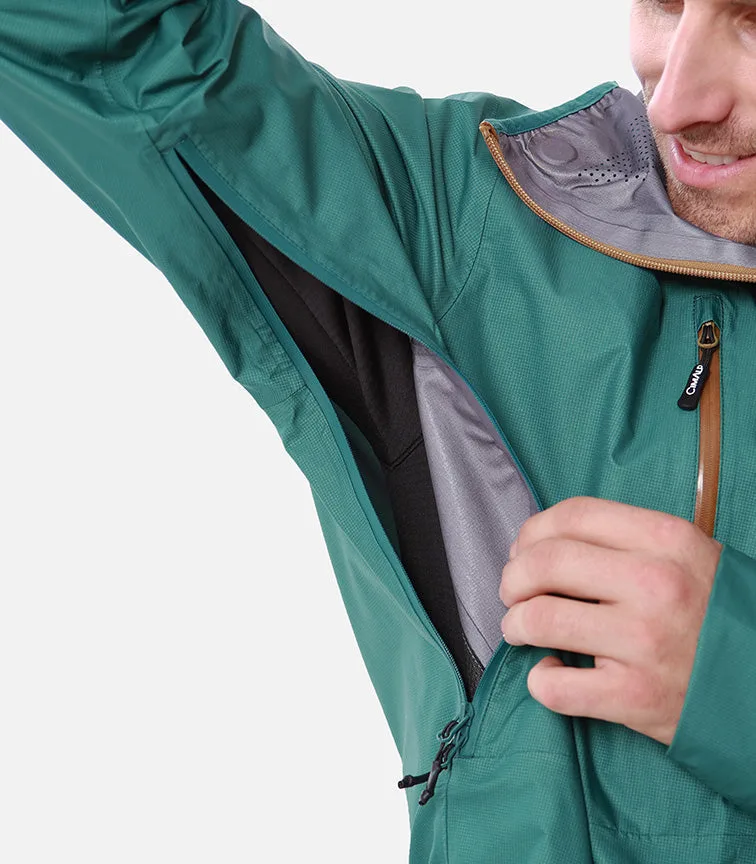Gros plan sur l'aération sous-bras ouverte d'une veste de randonnée homme vert sarcelle Cimalp