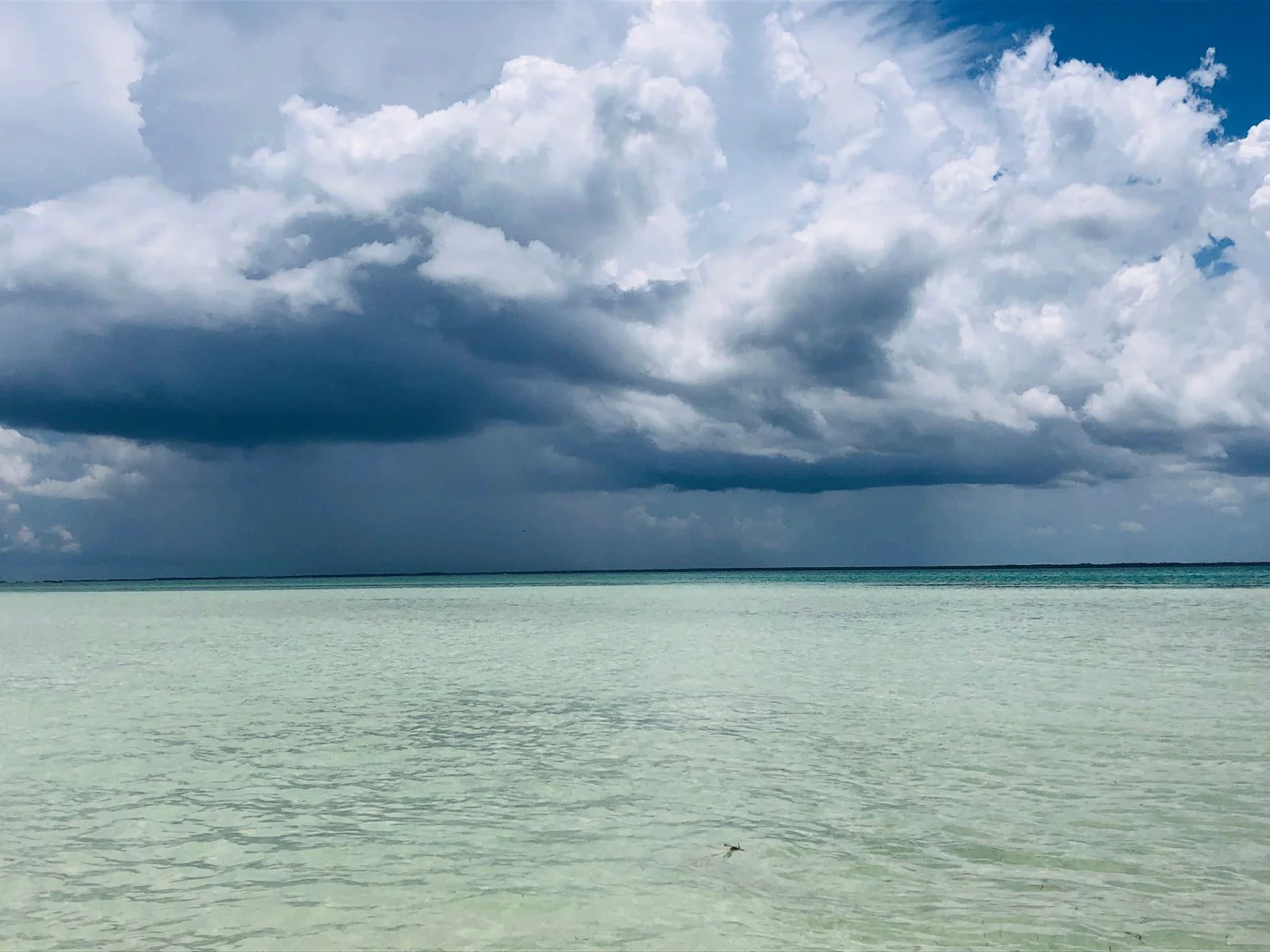 Nuages d'orage au-dessus de la mer turquoise des Caraïbes