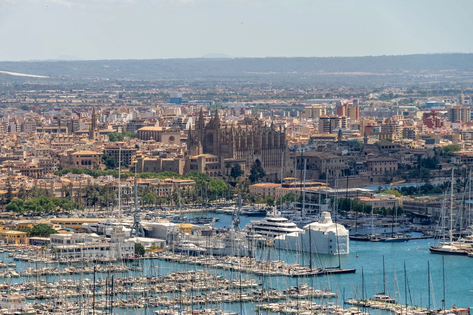 Port de Palma de Majorque et cathédrale La Seu vus depuis la mer