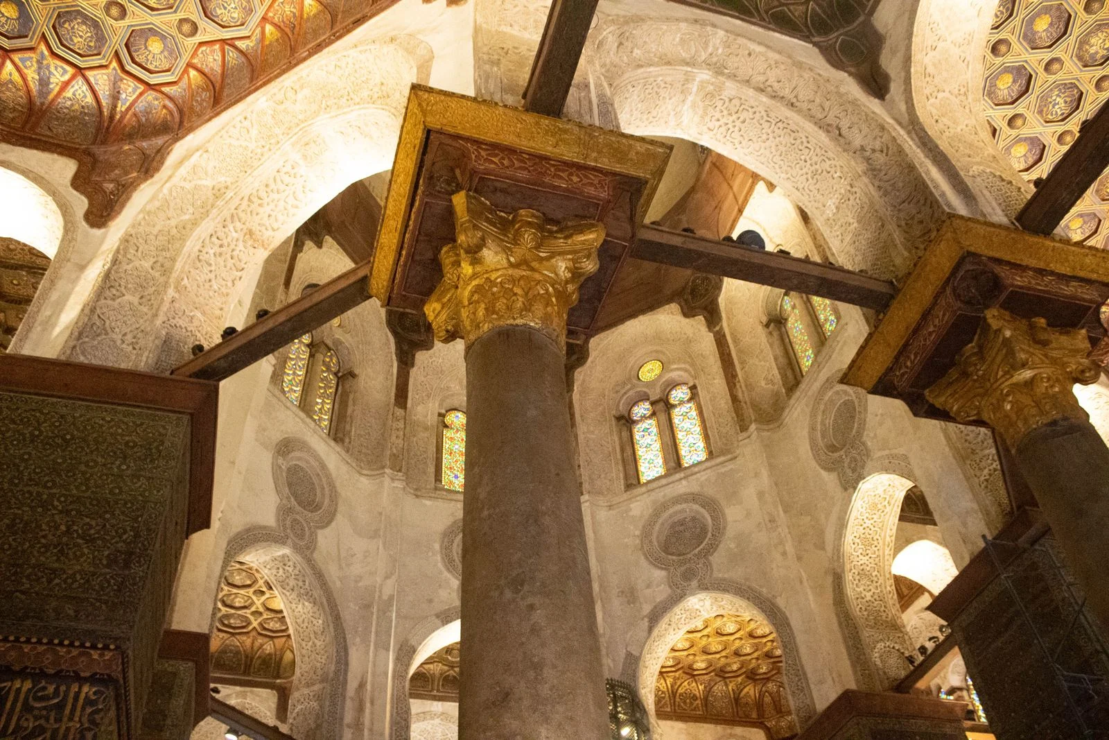 Intérieur orné d'une mosquée historique du Caire