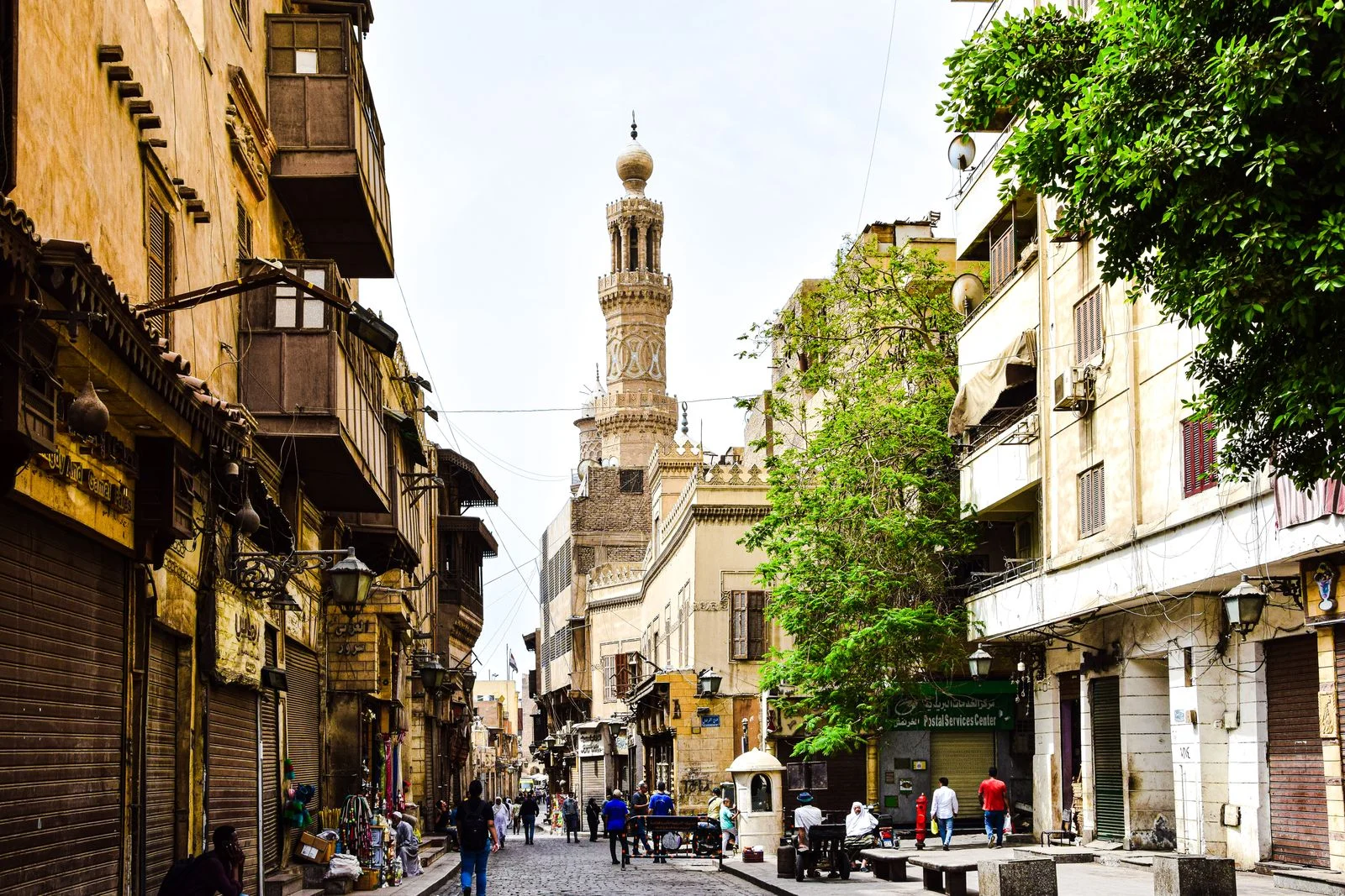 Rue historique du Caire bordée de bâtisses anciennes et d'un minaret