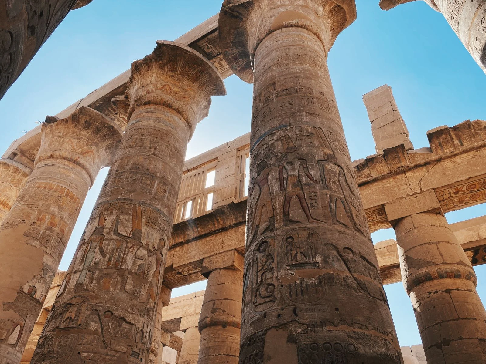 Colonnes couvertes de hiéroglyphes dans un temple de Louxor