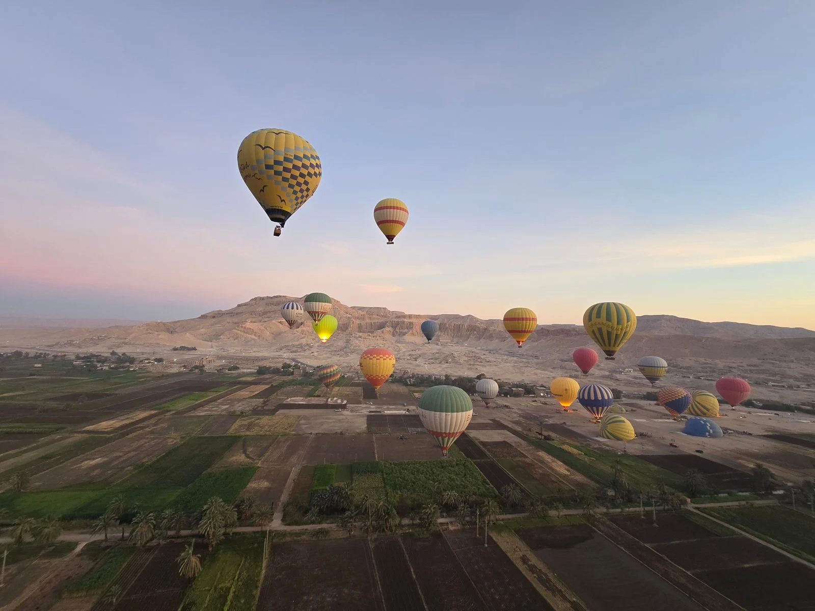 Montgolfières s'élevant au-dessus de la région de Louxor au lever du jour