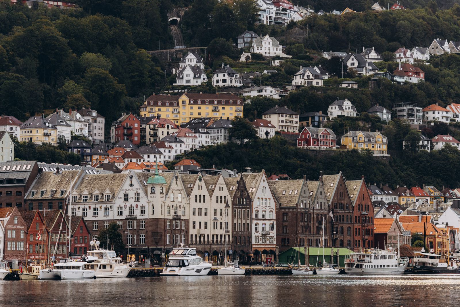 Les maisons de bois du quai de Bryggen à Bergen sous un ciel couvert