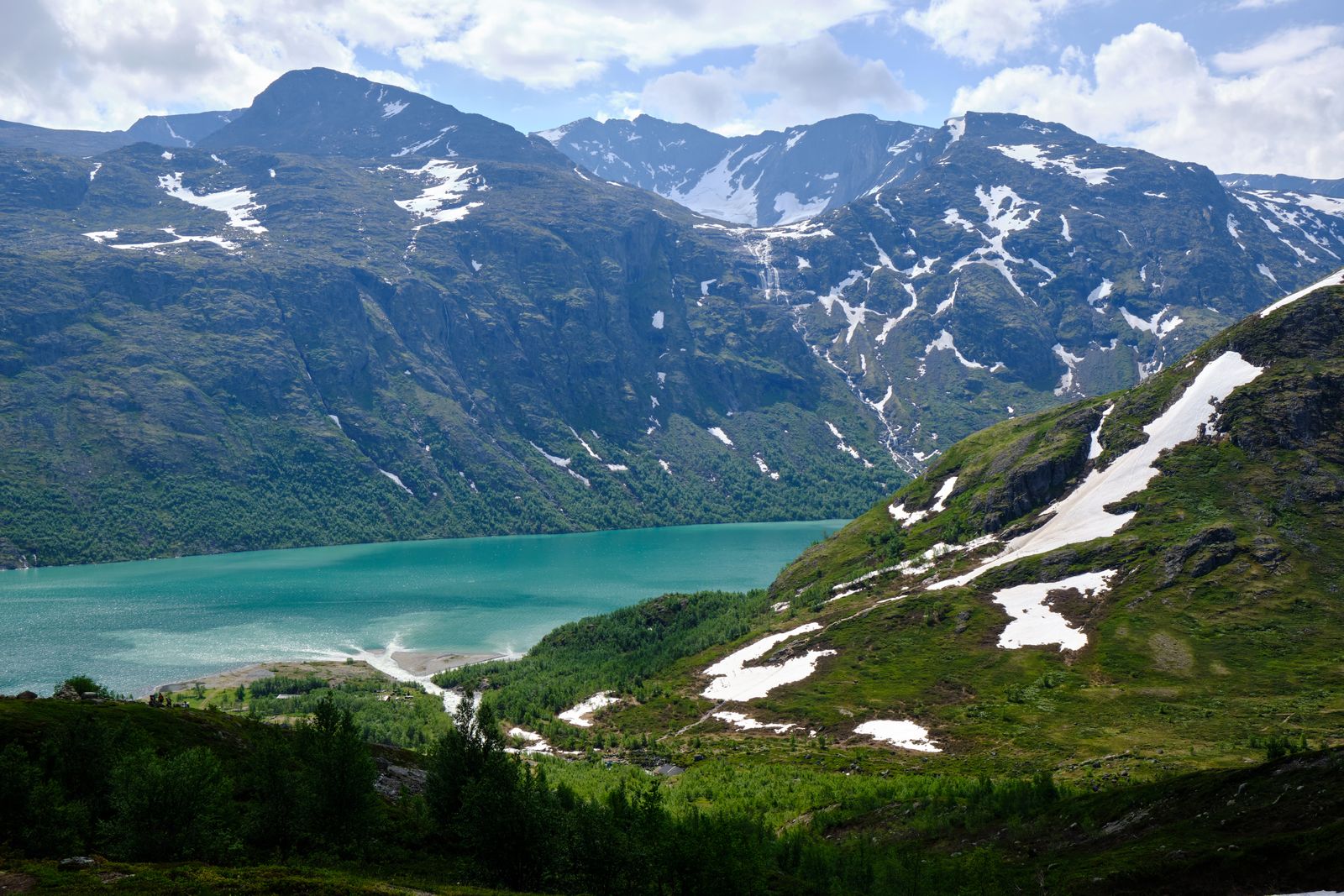 Arête de Besseggen en Norvège, sommets enneigés et lac turquoise