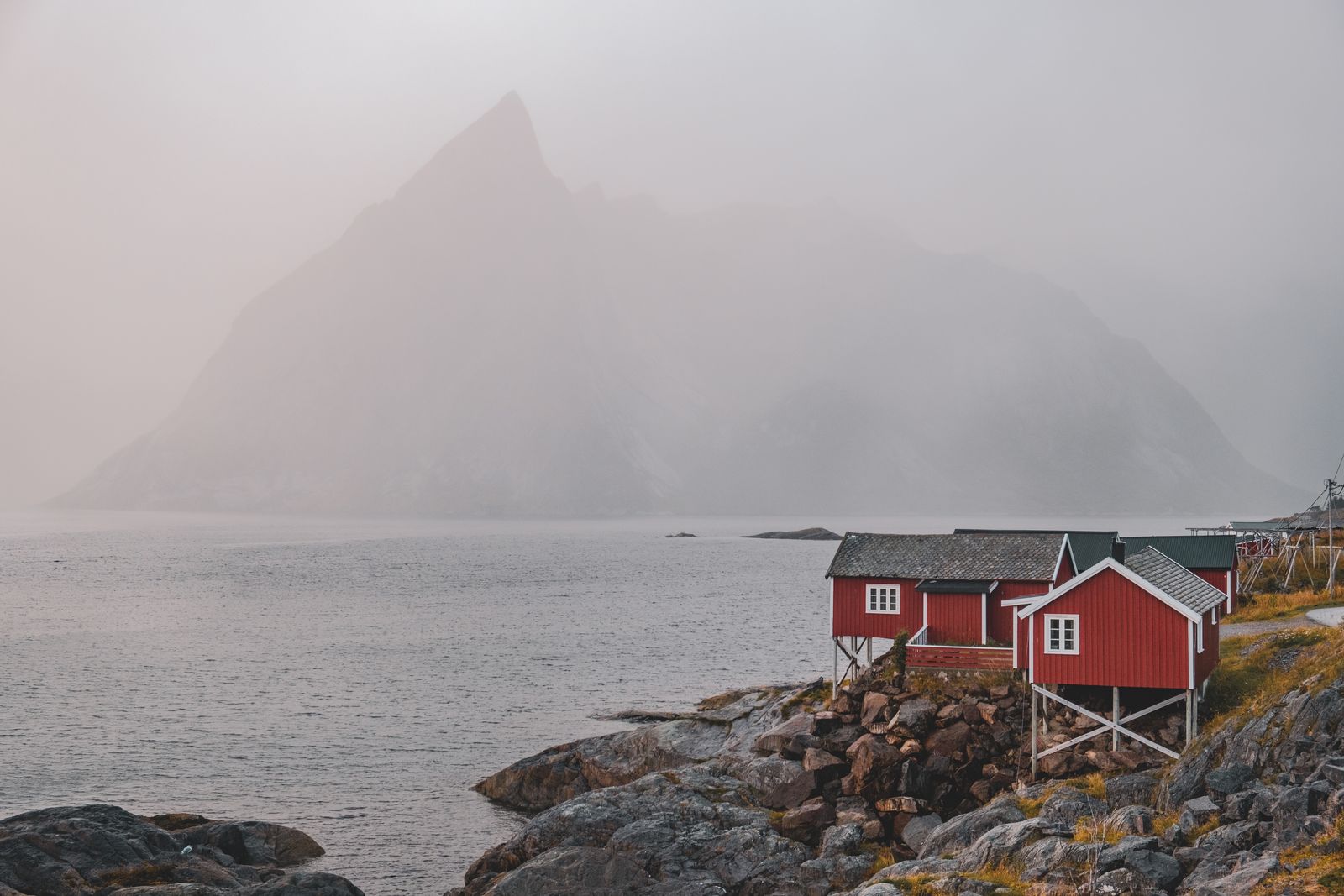 Maisons rouges sur pilotis à Hamnøy, dans les Lofoten, sous la brume