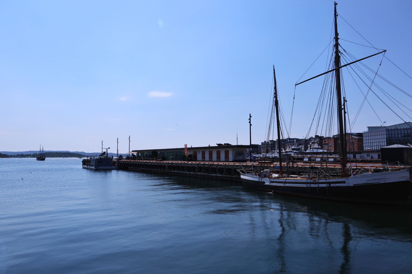 Voiliers amarrés dans le port d’Oslo par une claire journée d’été