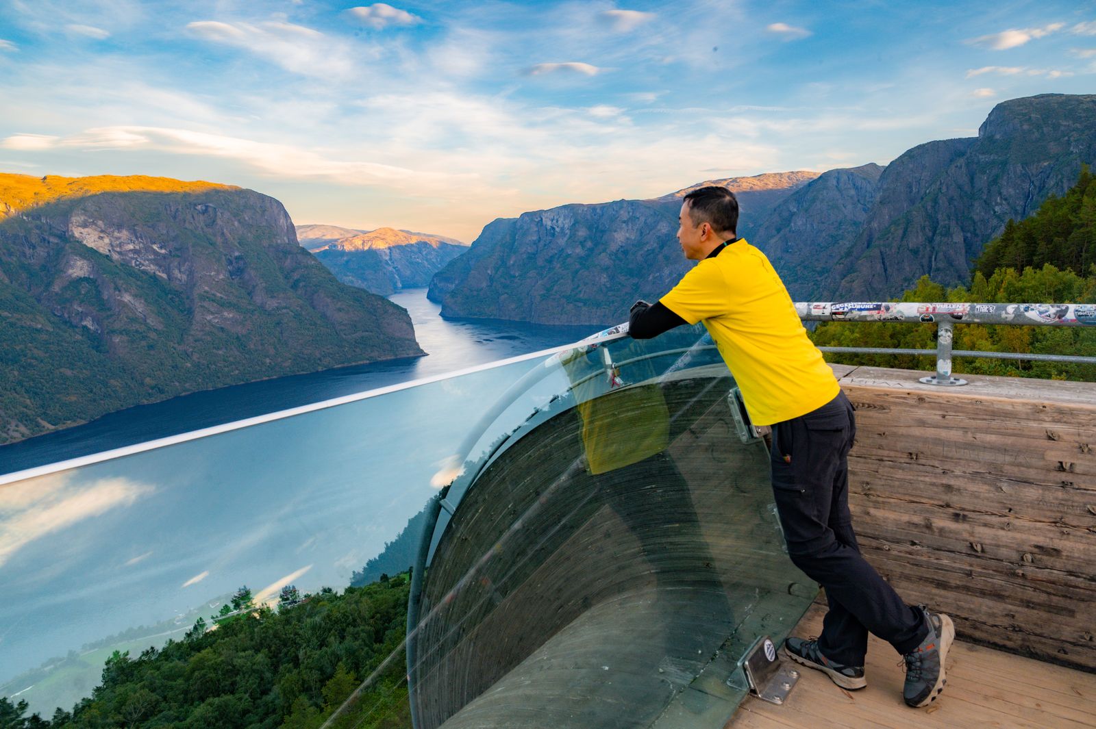 Point de vue de Stegastein surplombant un fjord norvégien