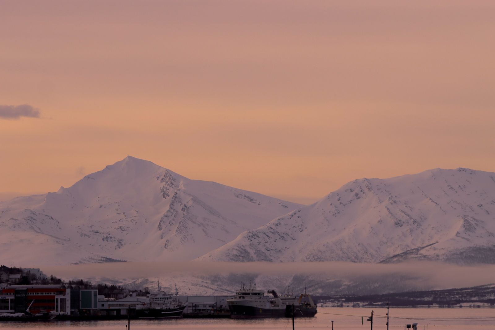 Montagnes enneigées au coucher du soleil à Tromsø, en Norvège