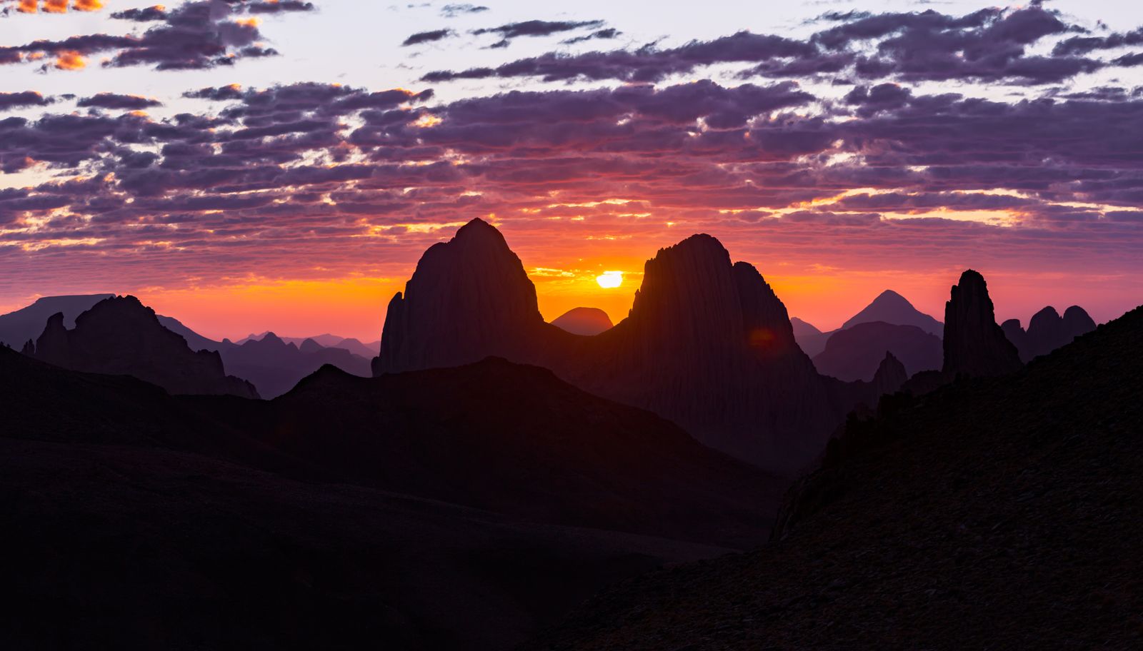 Coucher de soleil sur les monts du Hoggar, dans la région de Tamanrasset en Algérie