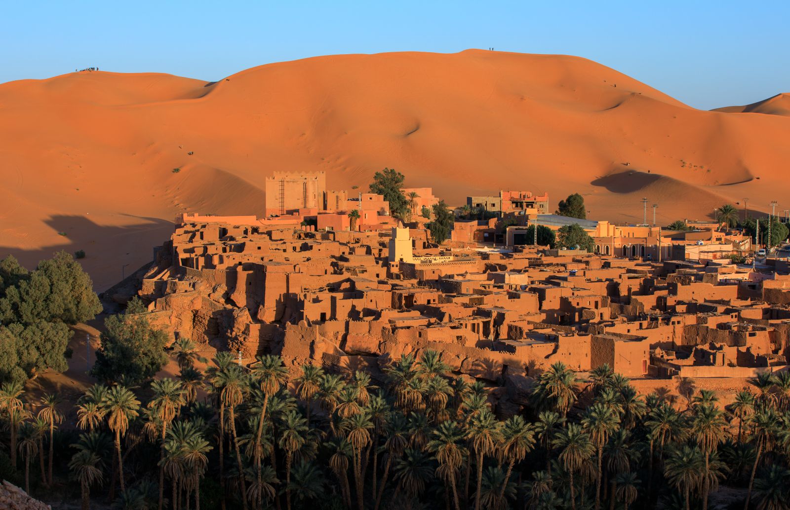 Le village de Taghit et ses dunes au coucher du soleil, en Algérie