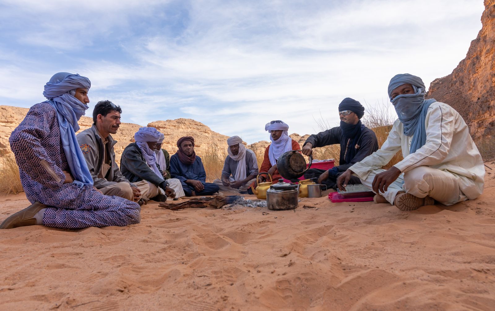 Groupe de Touaregs partageant un repas dans le Sahara algérien
