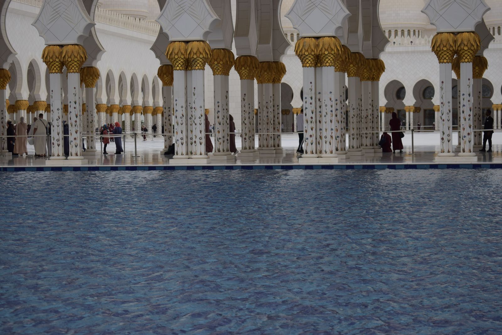 Colonnes et bassin de la cour intérieure de la Grande Mosquée Cheikh Zayed, à Abou Dhabi