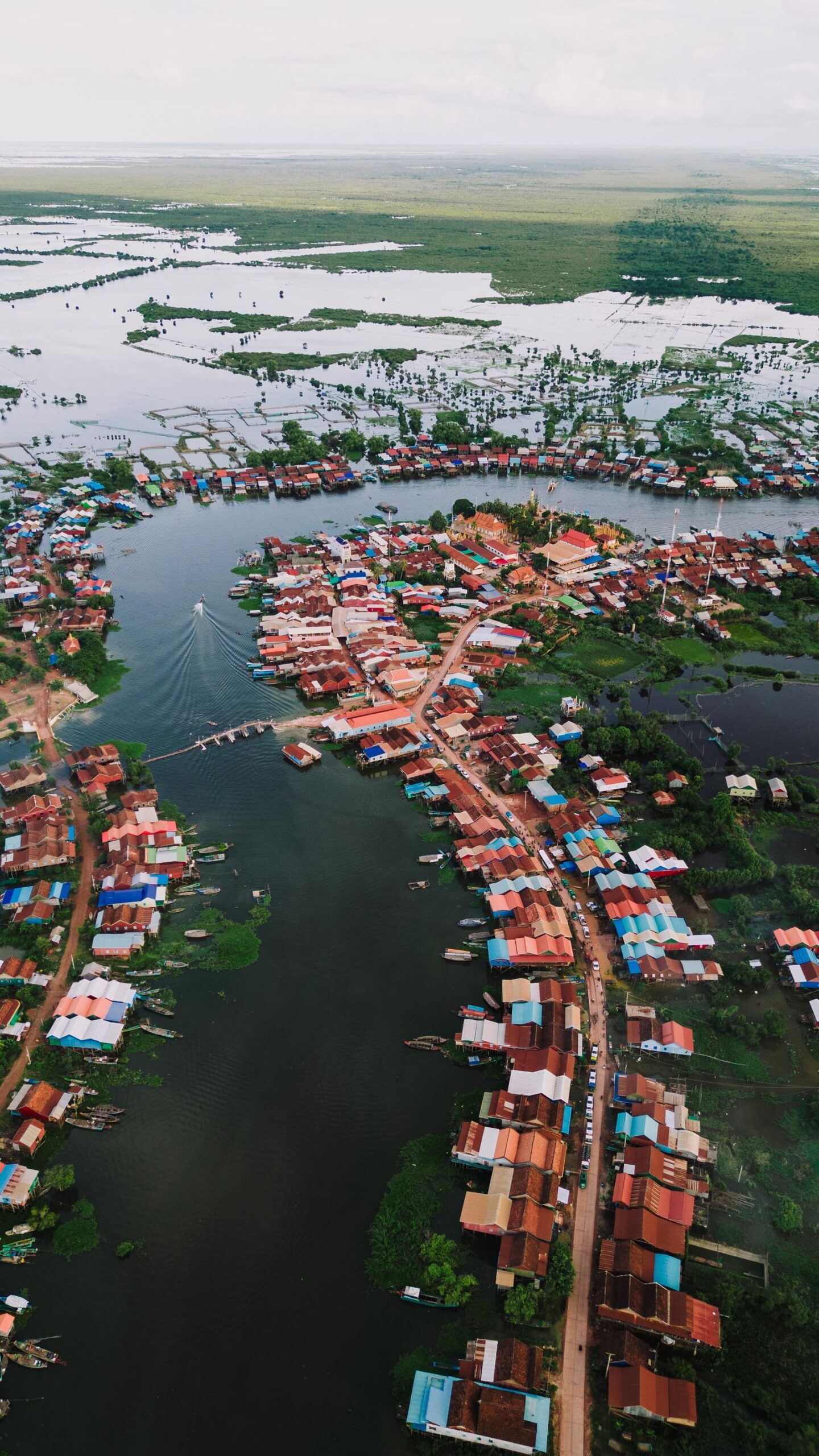 Vue aérienne du village sur pilotis de Kampong Khleang, au bord du lac Tonlé Sap