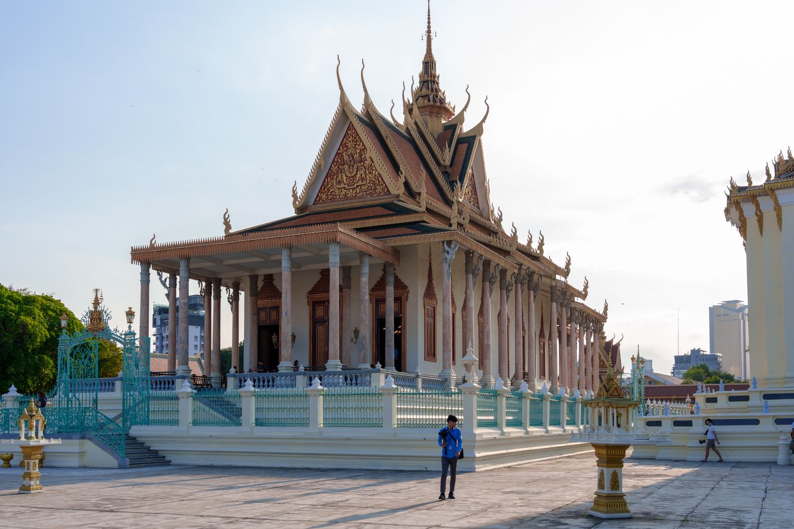 Pagode d'Argent du Palais royal de Phnom Penh, toits dorés sous un ciel clair