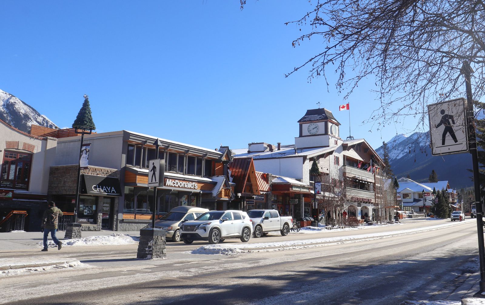 Banff Avenue sous la neige, boutiques et montagnes enneigées en arrière-plan