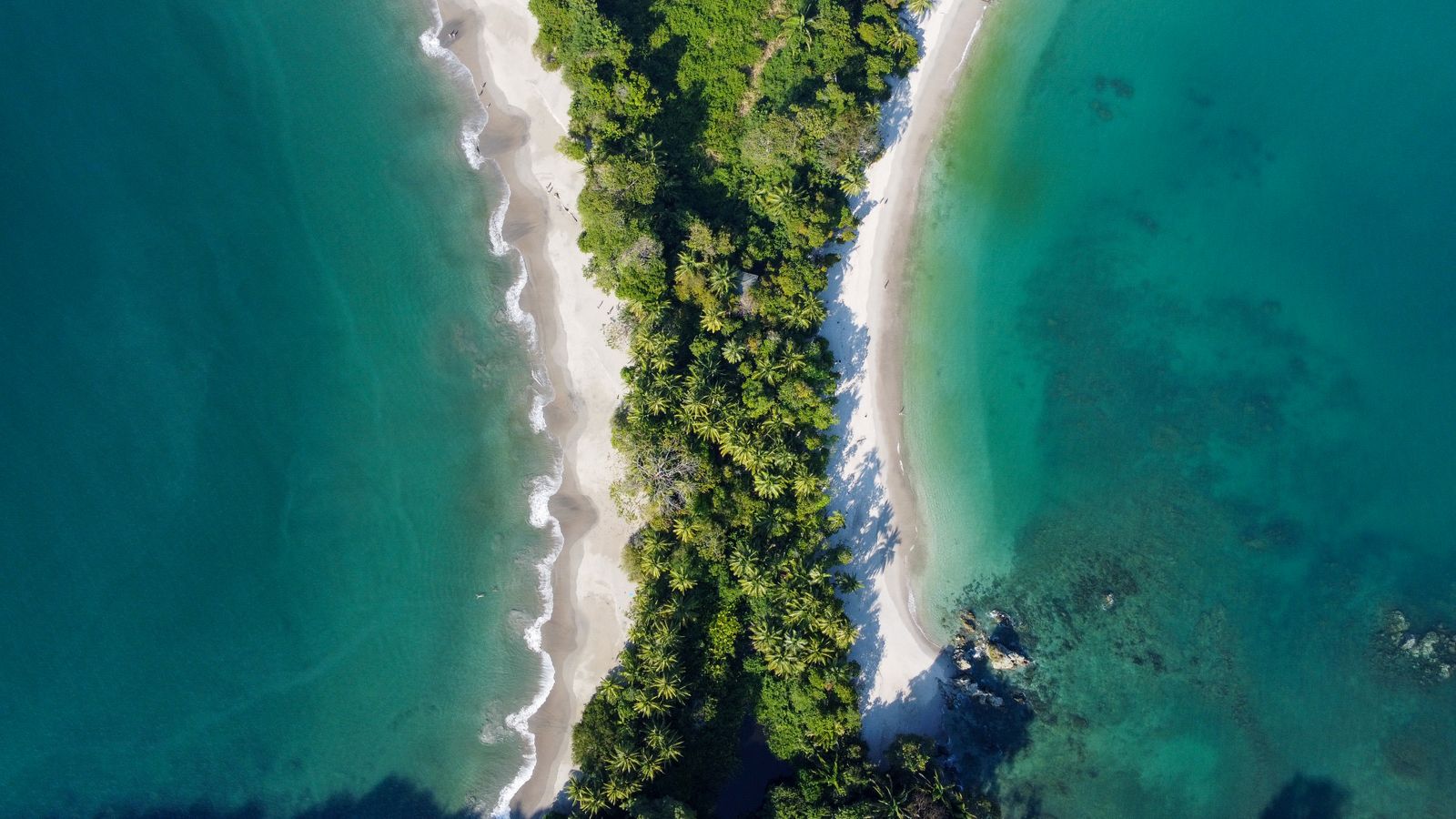 Vue aérienne de deux plages de Manuel Antonio séparées par une langue de forêt