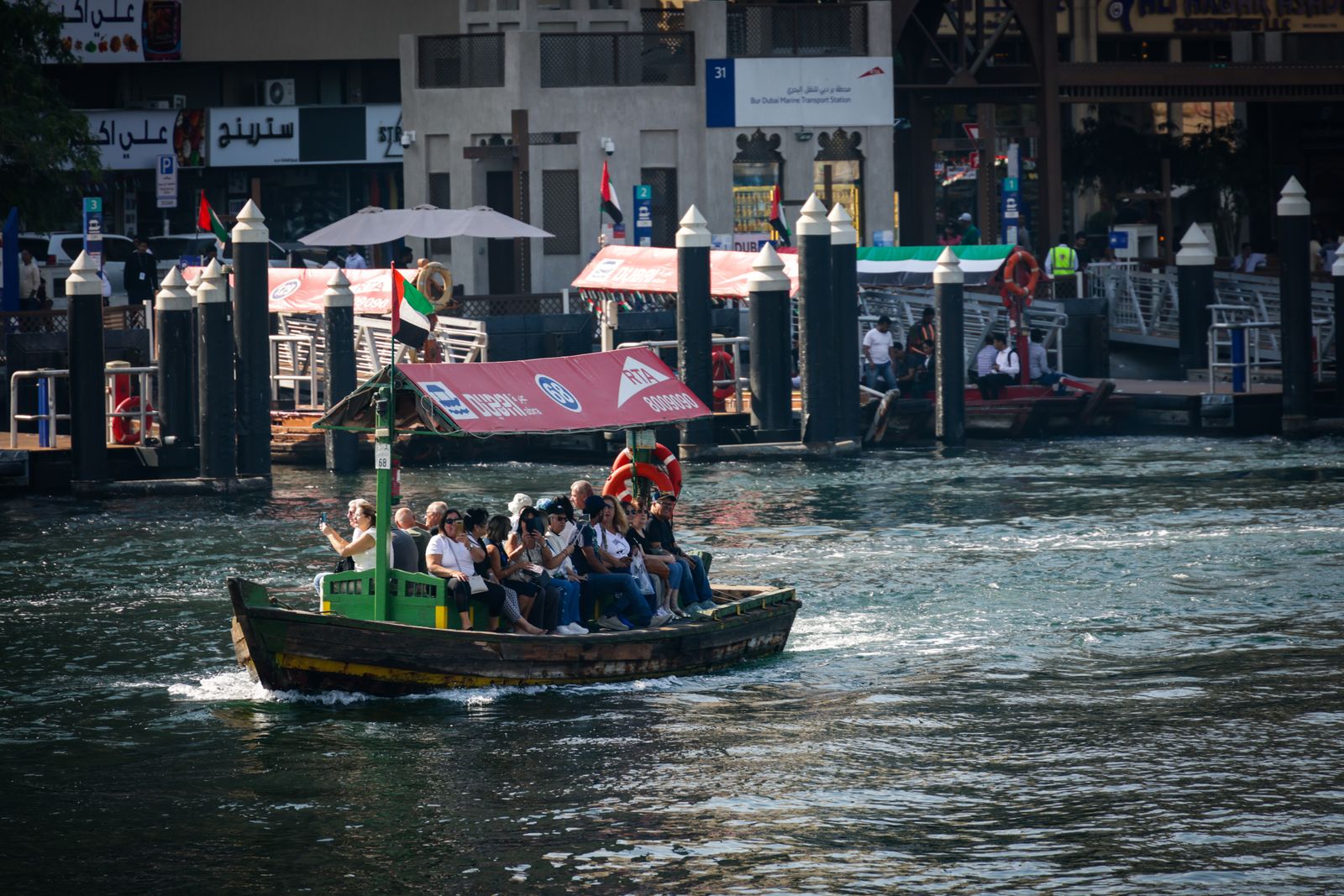 Abra chargée de passagers traversant la crique de Dubaï, devant les quais