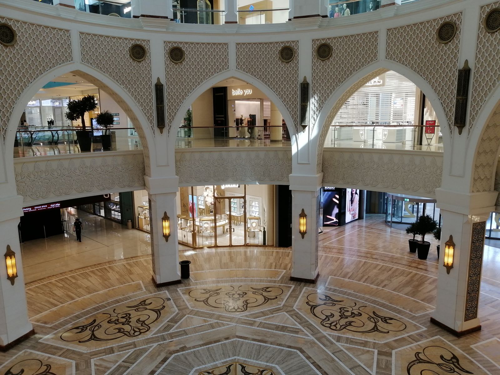 Arcades et sol de marbre en marqueterie à l'intérieur du Dubai Mall