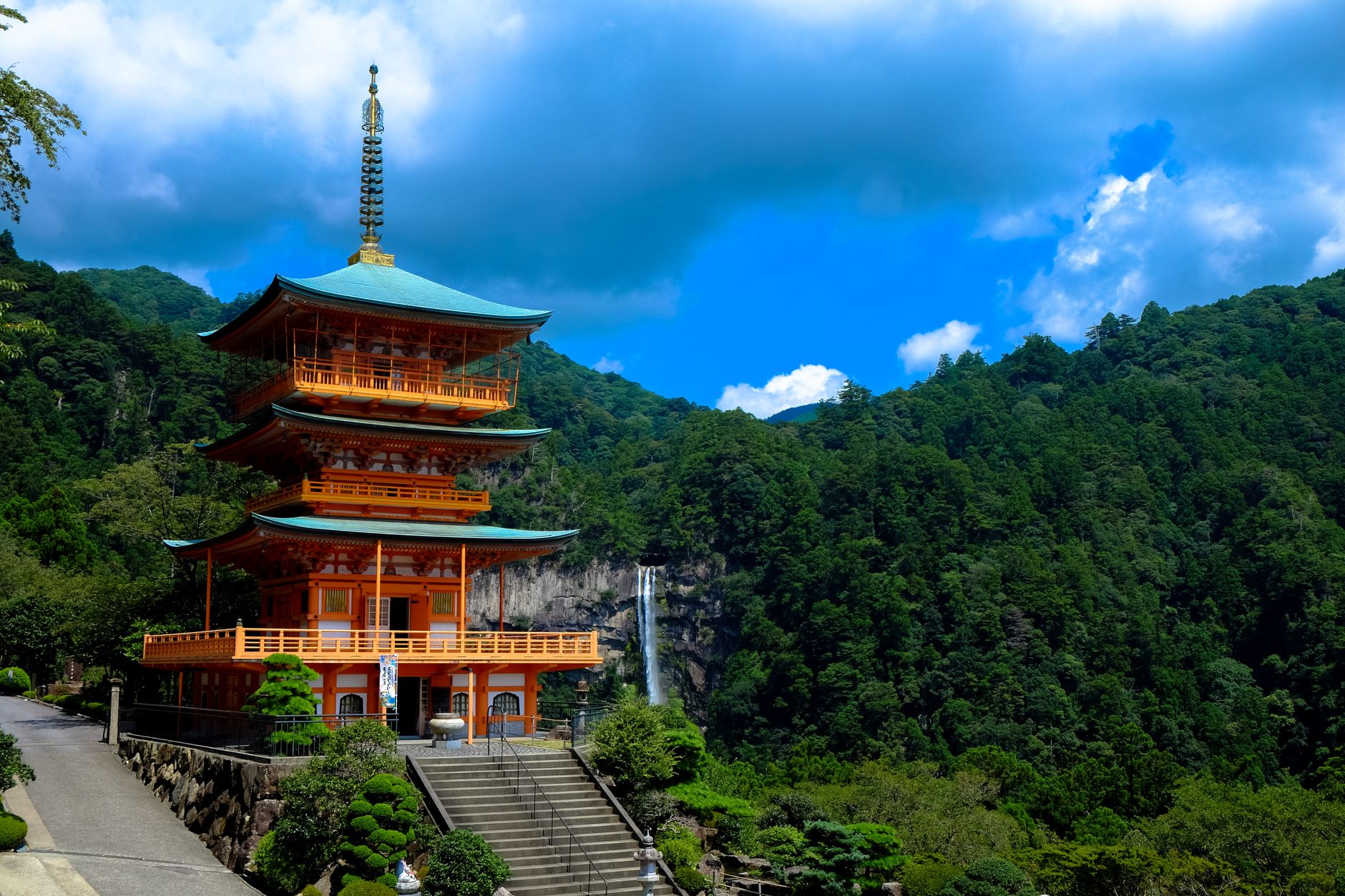 La pagode du Kumano Nachi Taisha au milieu des montagnes boisées de la péninsule de Kii