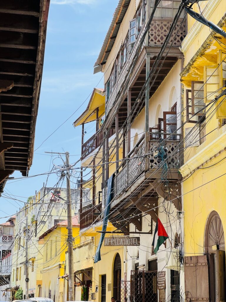 Façades jaunes à balcons de bois dans la vieille ville de Mombasa