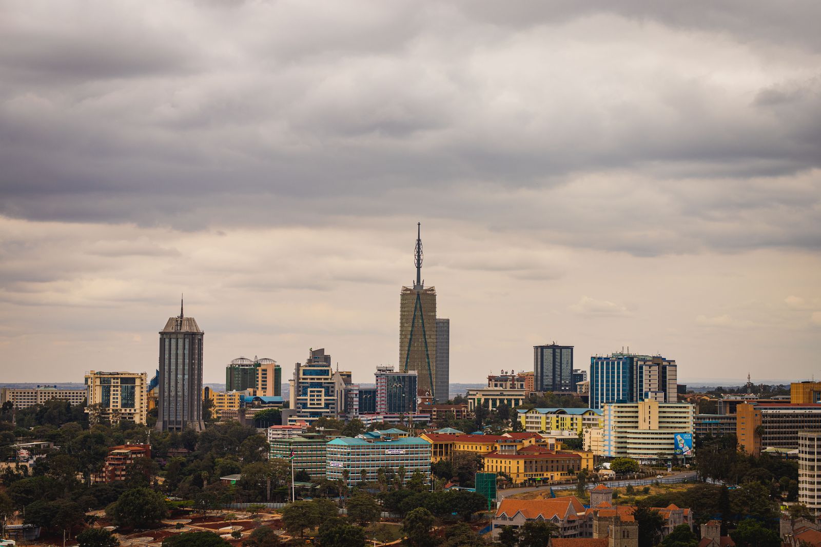 Gratte-ciel du centre de Nairobi sous un ciel couvert