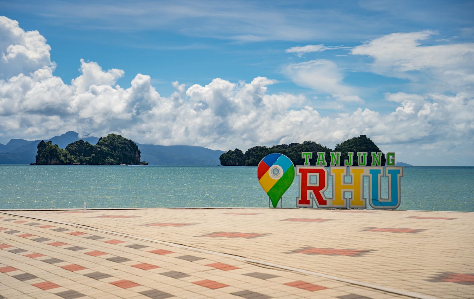 La plage de Tanjung Rhu, à Langkawi, face aux îlots boisés