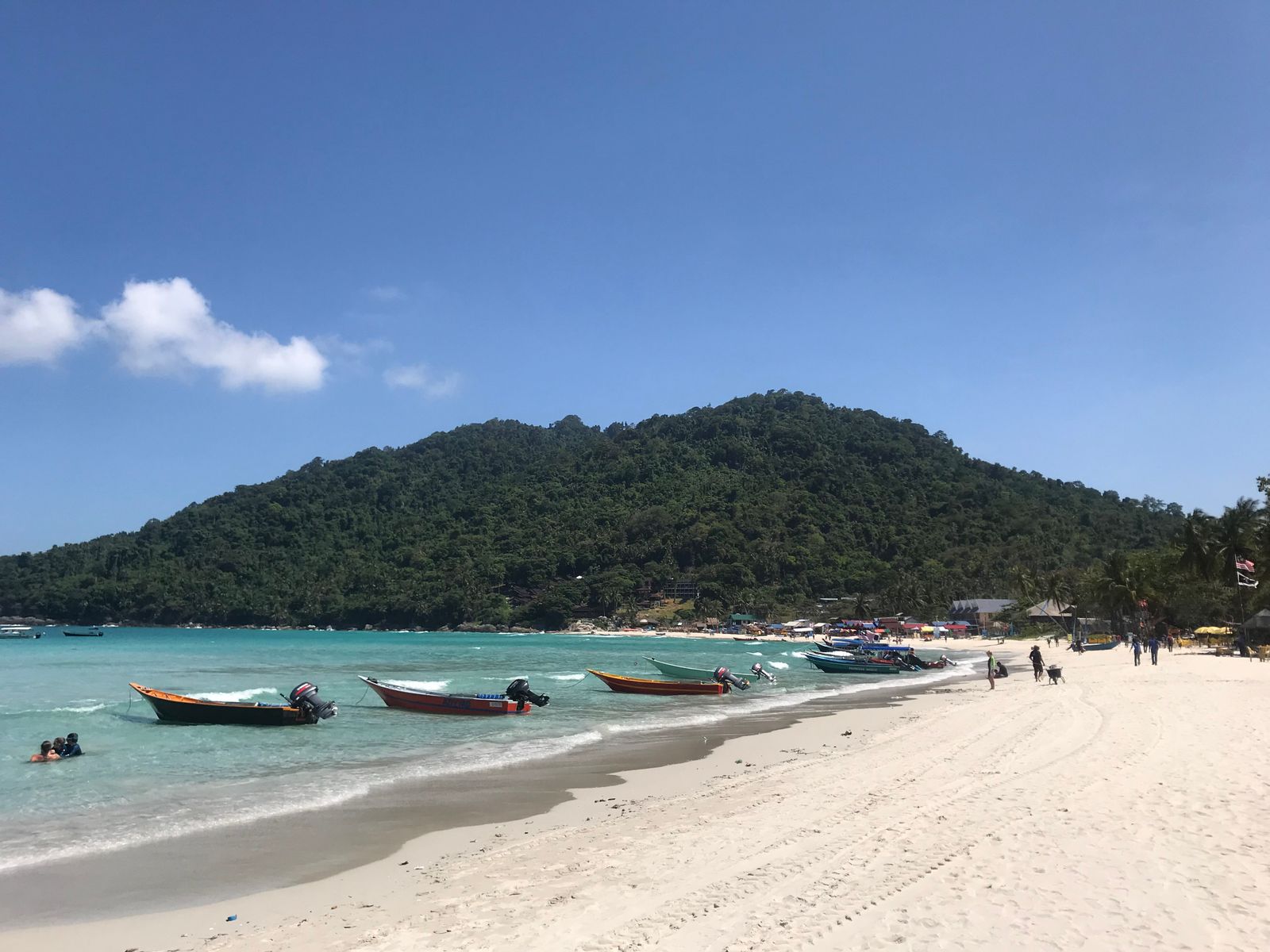 Des bateaux à longue queue échoués sur une plage de sable blanc des îles Perhentian