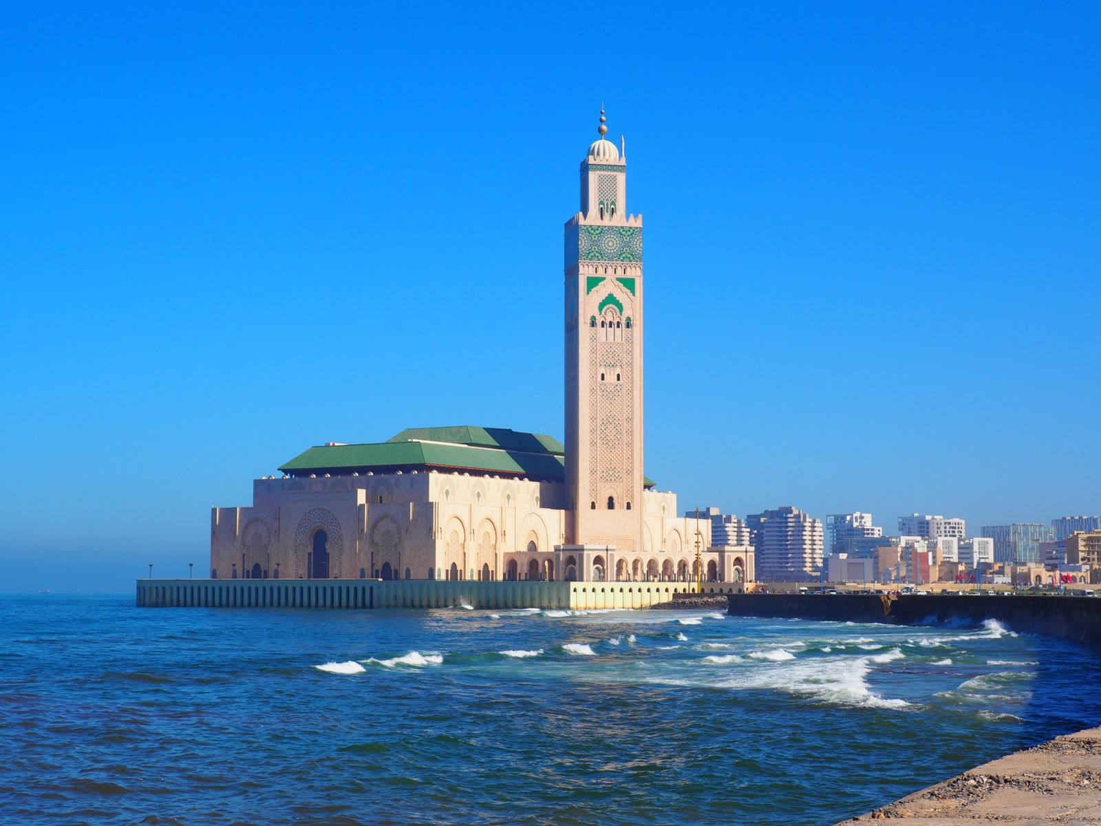 La mosquée Hassan II et son minaret au bord de l'océan, à Casablanca