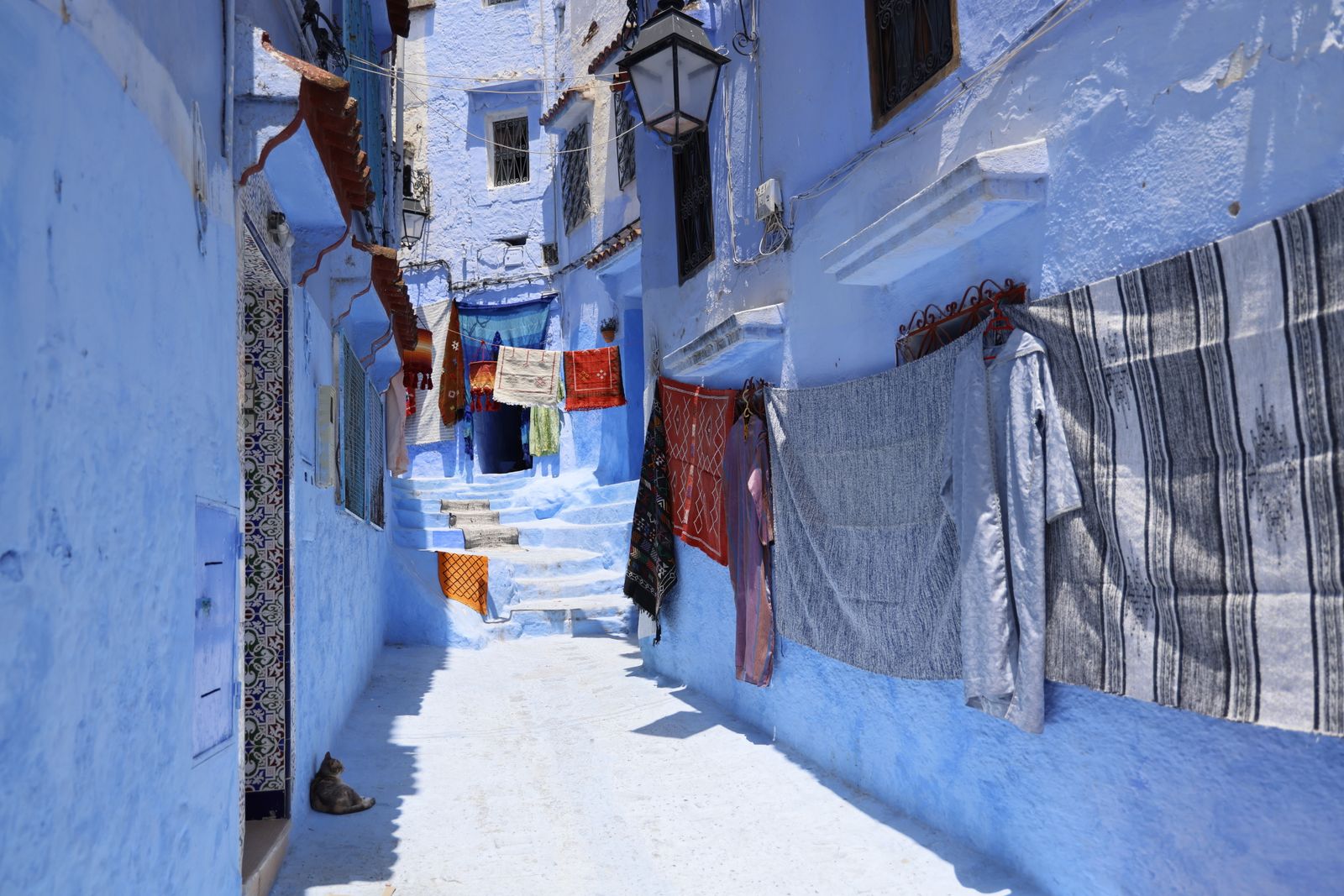 Ruelle bleue de Chefchaouen où sèche du linge, étendu le long d'un mur