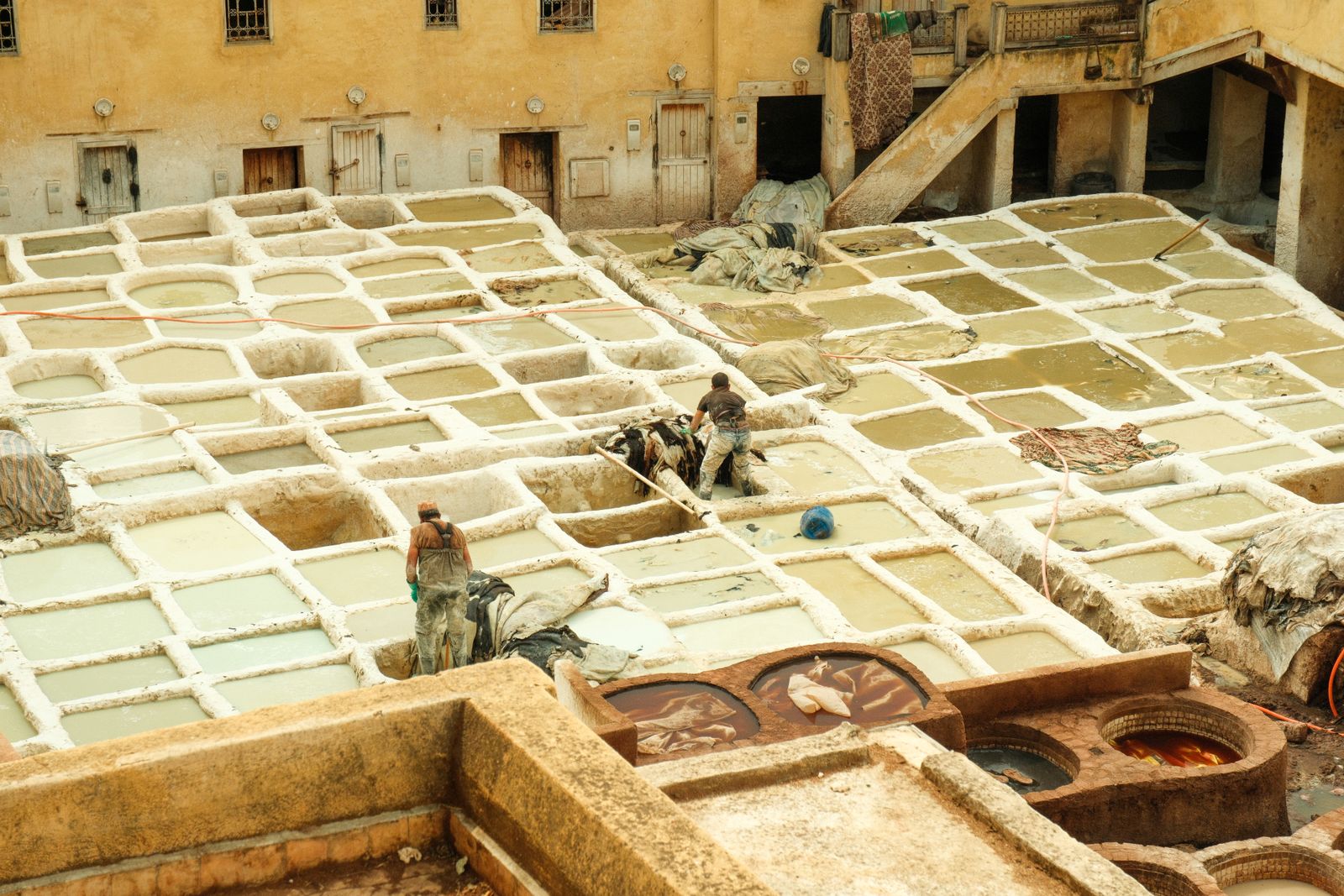 Cuves de pierre d'une tannerie de Fès, où travaillent des artisans