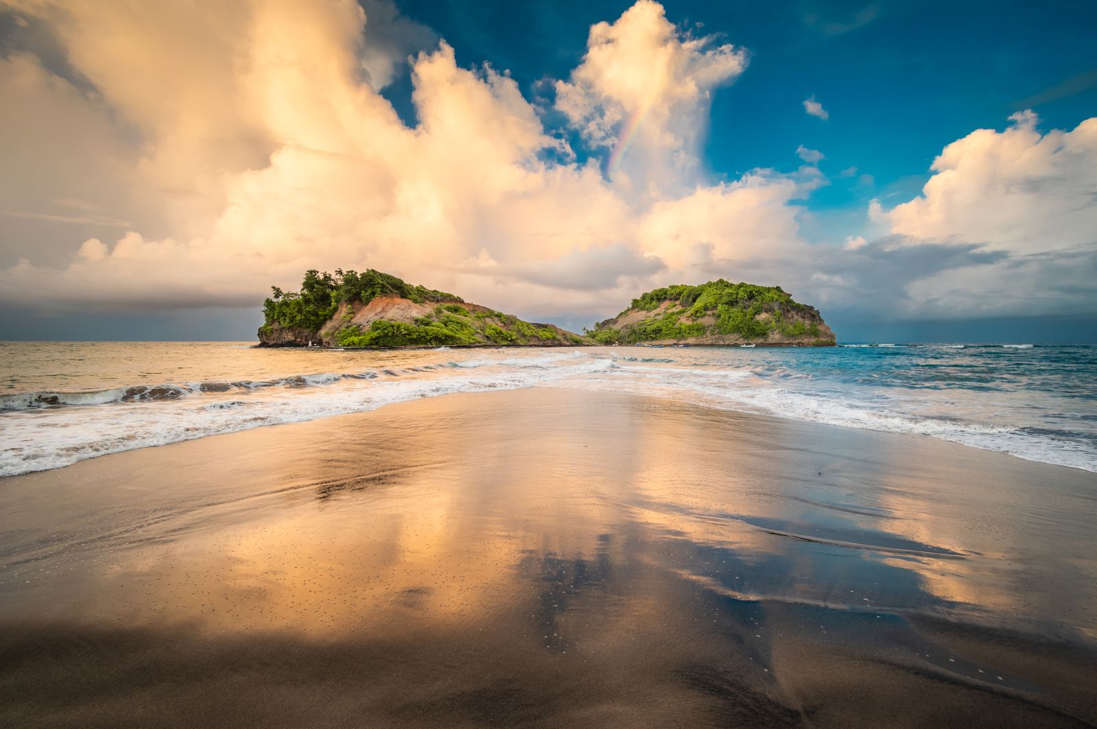 Deux îlets boisés au large de Sainte-Marie, sur la côte atlantique, reflets du ciel sur le sable mouillé