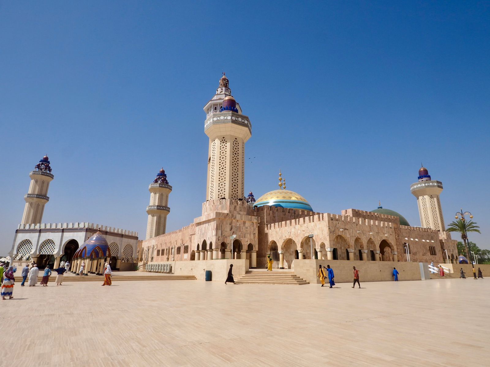 La Grande Mosquée de Touba et ses minarets, au bout d'une vaste esplanade de pierre claire