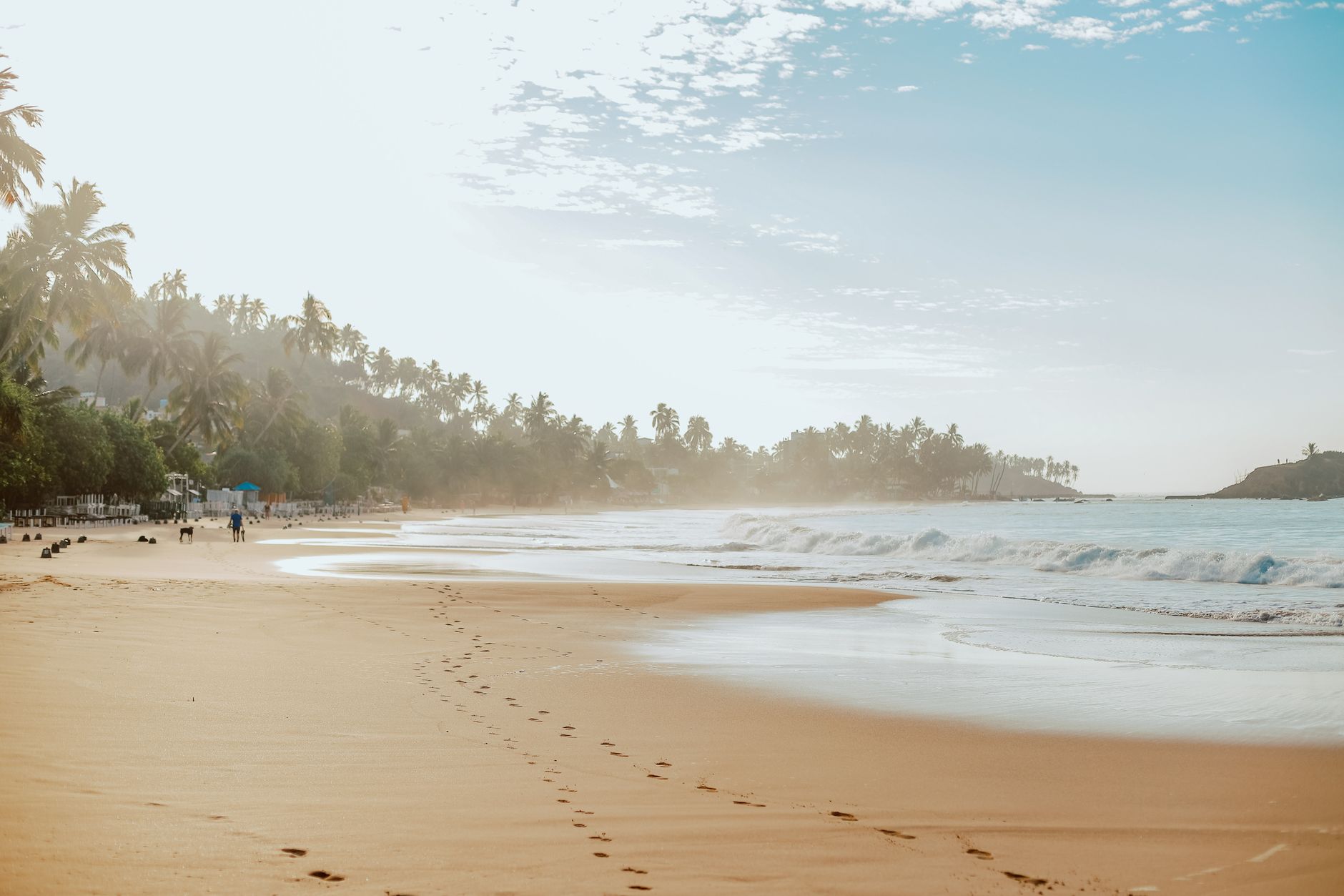 Des traces de pas sur le sable de la plage de Mirissa au lever du soleil