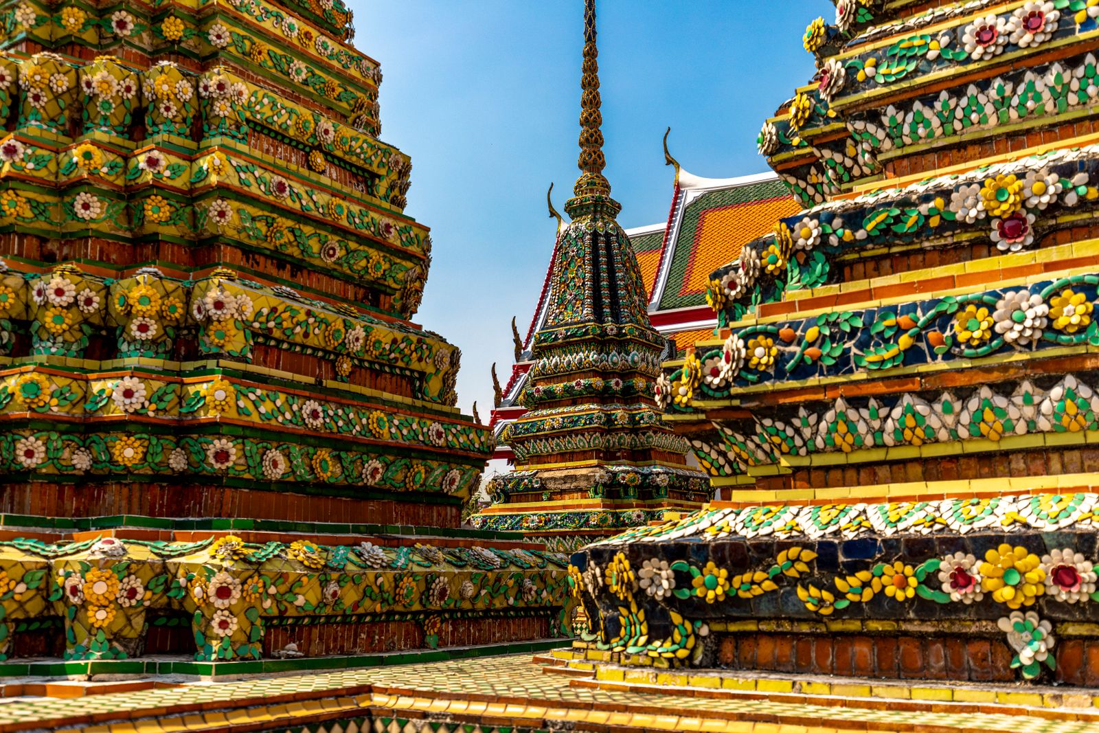 Stūpas couverts de céramiques colorées au Wat Pho, à Bangkok
