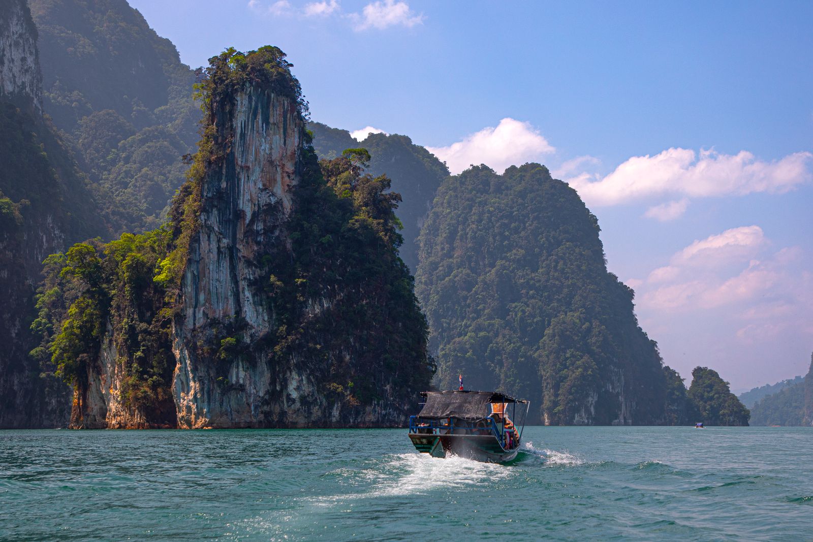 Bateau à longue queue sur le lac de Cheow Lan, dans le parc national de Khao Sok