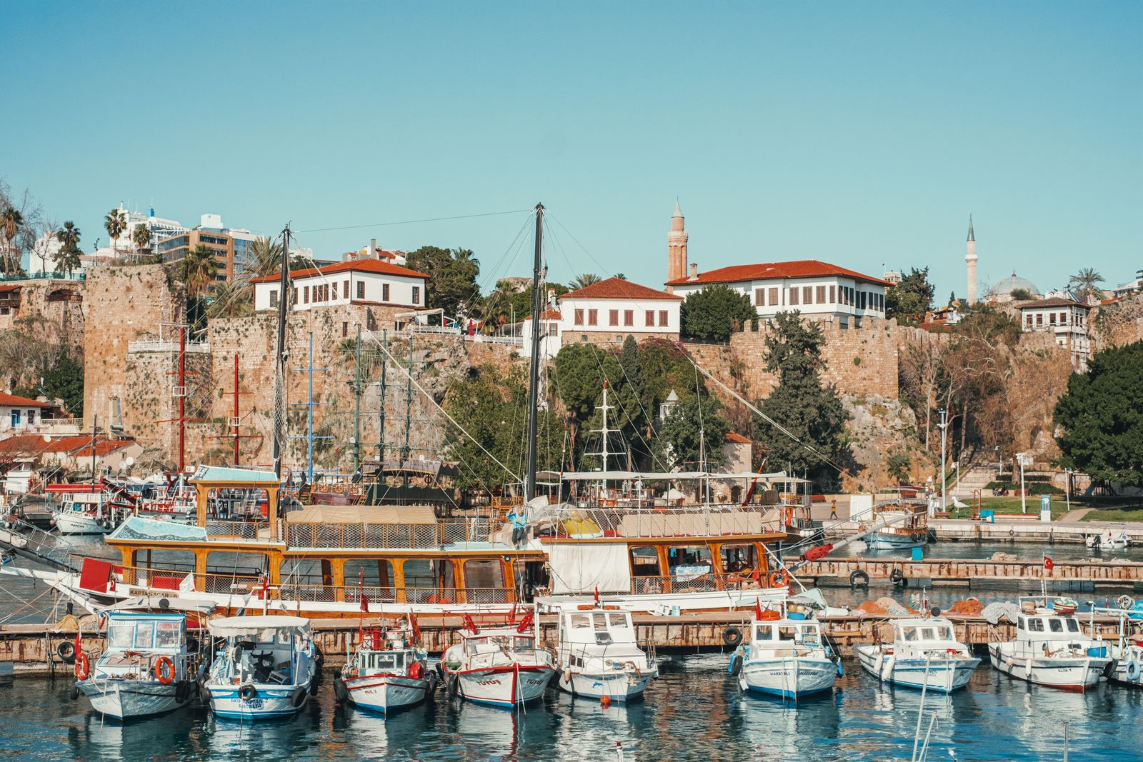 Le vieux port d'Antalya et les maisons de Kaleiçi, sous le soleil